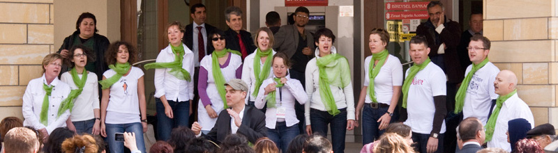 Der Chor Tonintakt aus Osnabrück bei einem Straßenauftritt in Çanakkale